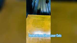 Laserschneiden von 2 mm grünem Glas für unregelmäßige Formen