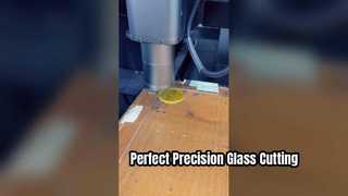Dreharbeiten zum Laserschneiden von farbigem Glas vor Ort