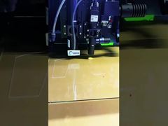 Unregelmäßige Trophäe aus 3 mm dickem grünem Glas, lasergeschnitten