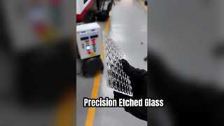 4 mm großes, lasergeschnittenes Quadrat aus geätztem, ultraweißem Glas