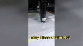 Stapelschneiden von 1 mm kleinen Kreisen aus ultraklarem Glas